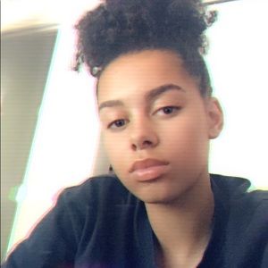 Meet your Posher, Stella